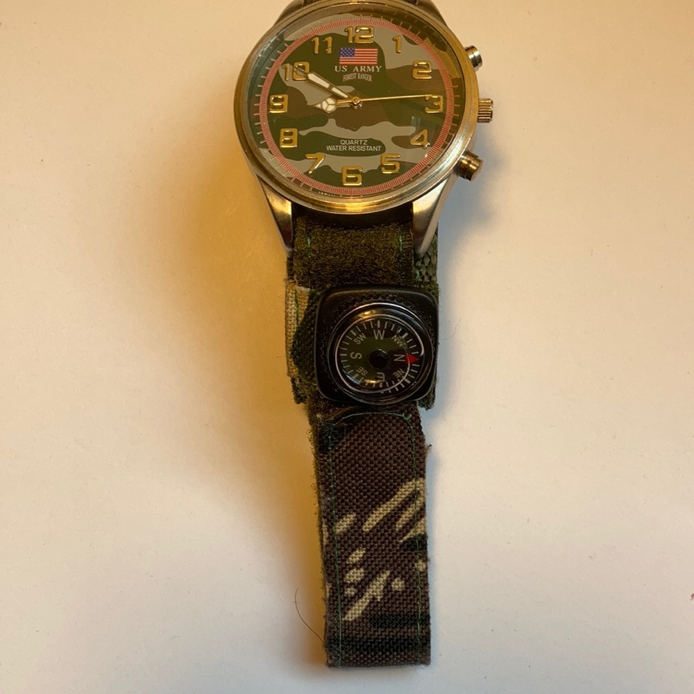 Camouflage quartz watch with compass